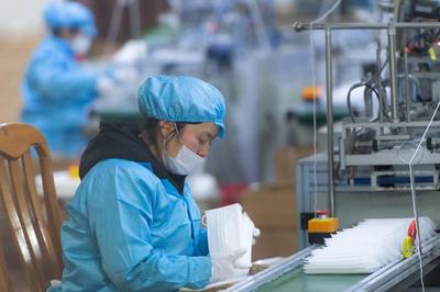 湖南瀏陽(yáng) 開(kāi)足馬力保供應(yīng)，口罩產(chǎn)銷兩旺顯擔(dān)當(dāng)